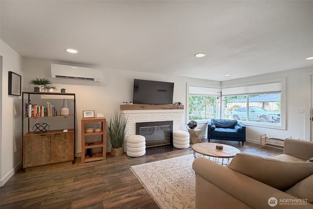 Property photo for 11310 5th Avenue NE, Seattle photo 2