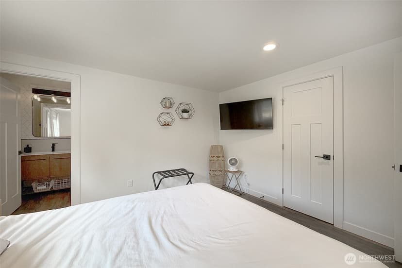 Property photo for 11310 5th Avenue NE, Seattle photo 10