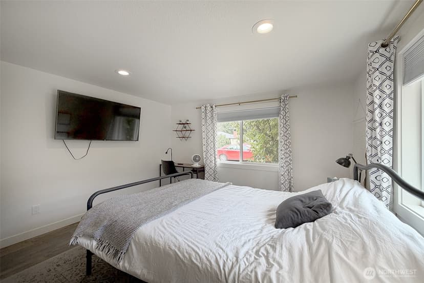 Property photo for 11310 5th Avenue NE, Seattle photo 7
