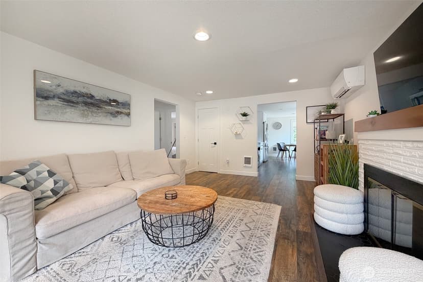 Property photo for 11310 5th Avenue NE, Seattle photo 3
