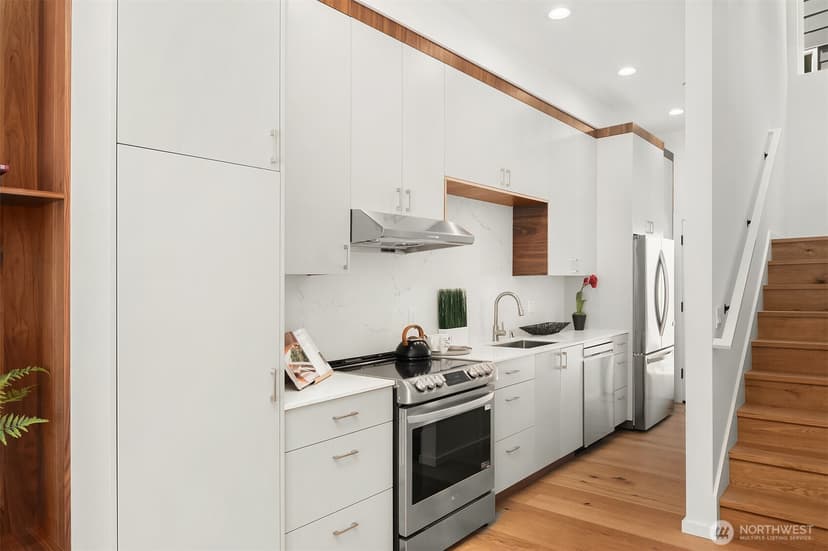 Property photo for 633 13th Avenue E, Seattle photo 10