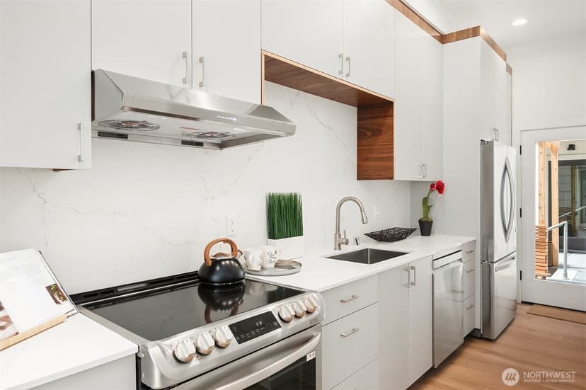 Property photo for 633 13th Avenue E, Seattle photo 11