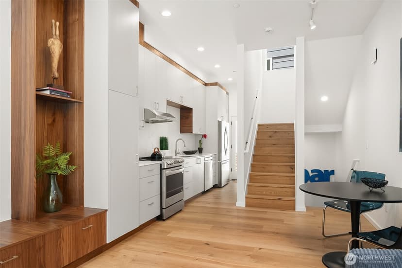Property photo for 633 13th Avenue E, Seattle photo 6