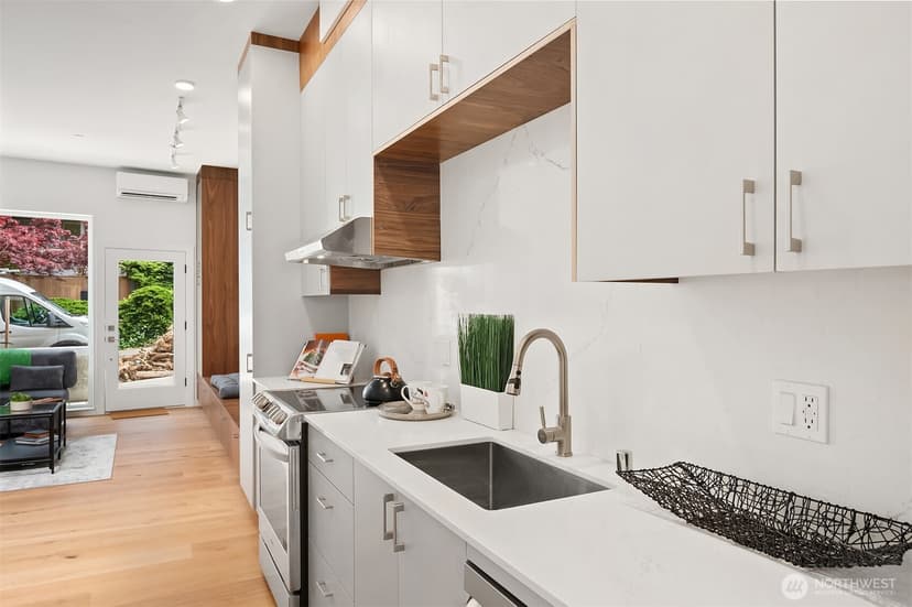Property photo for 633 13th Avenue E, Seattle photo 12