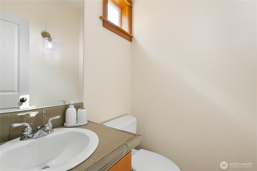 Property photo for 1939 10th Avenue W #B, Seattle photo 8