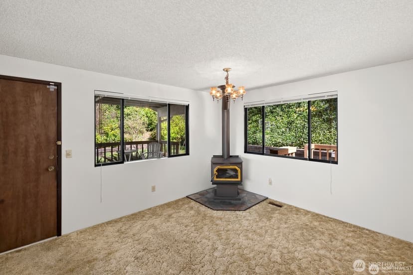 Property photo for 7821 East Side Drive NE, Tacoma photo 9