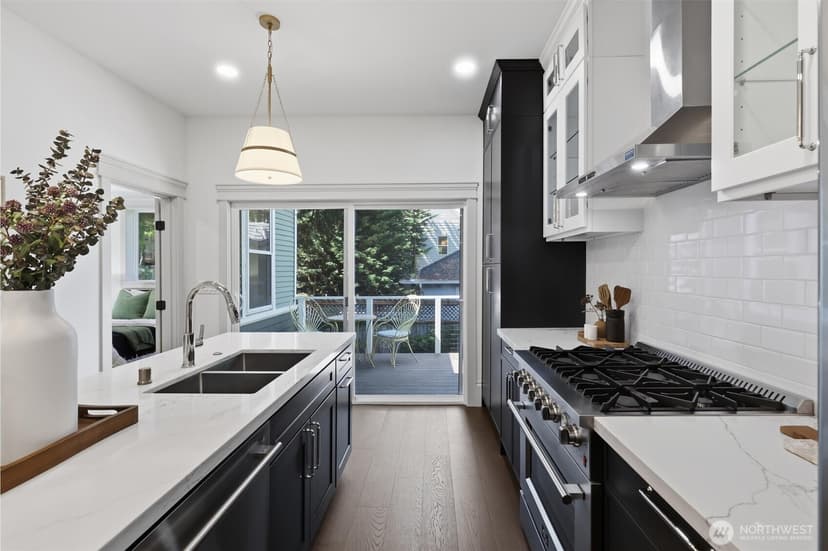 Property photo for 1721 3rd Avenue N, Seattle photo 19