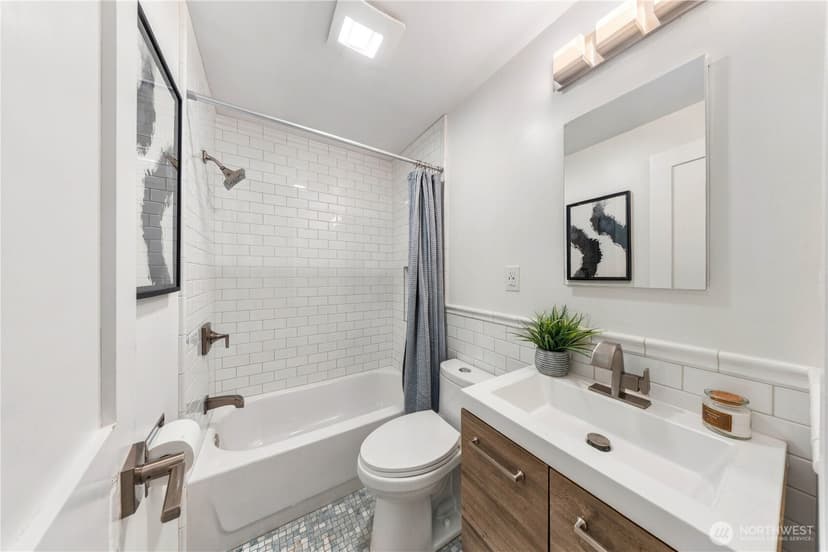 Property photo for 6215 38th Avenue NE, Seattle photo 16