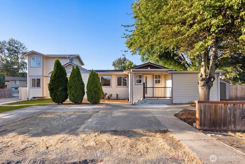 Property photo for 221 2nd Avenue N, Algona