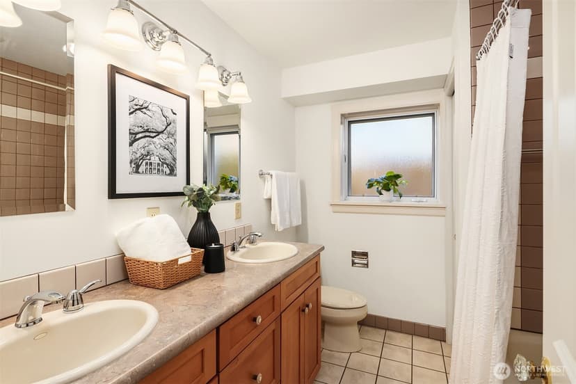 Property photo for 1411 10th Avenue W, Seattle photo 32