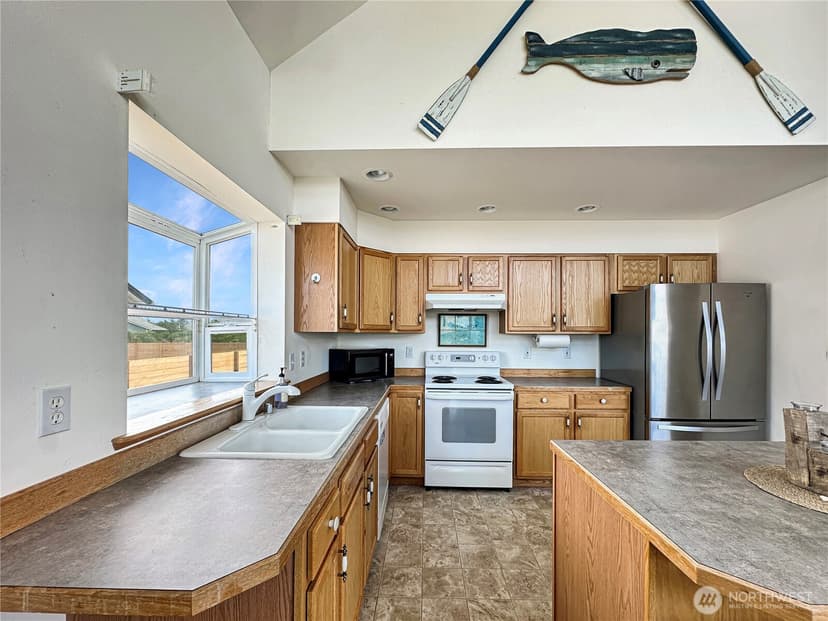 Property photo for 1050 Ocean Shores Boulevard, Ocean Shores photo 8