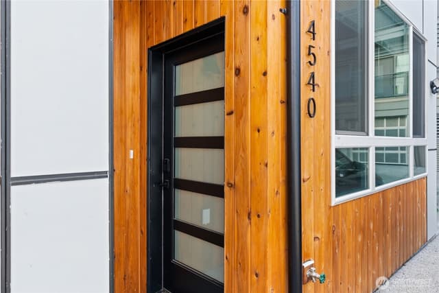Property photo for 4540 40th Avenue SW, Seattle photo 4