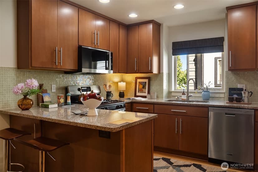 Property photo for 9613 Roosevelt Way NE #B, Seattle photo 12