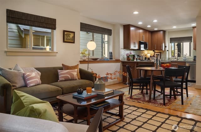 Property photo for 9613 Roosevelt Way NE #B, Seattle photo 5