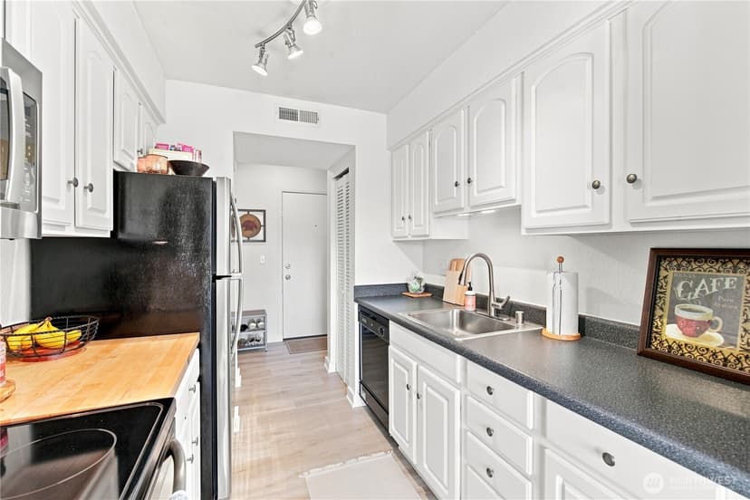 Property photo for 9926 NE 116th Street #302, Kirkland photo 8