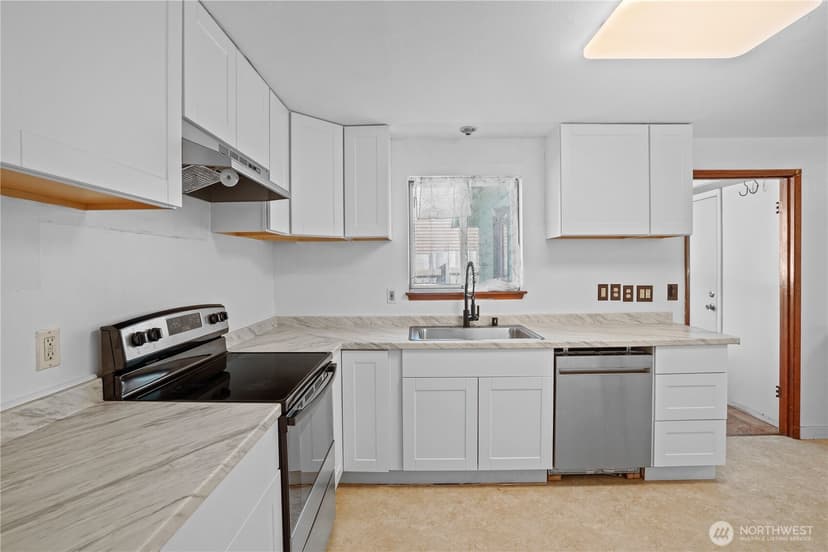 Property photo for 9801 Kenwood Drive SW, Lakewood photo 10