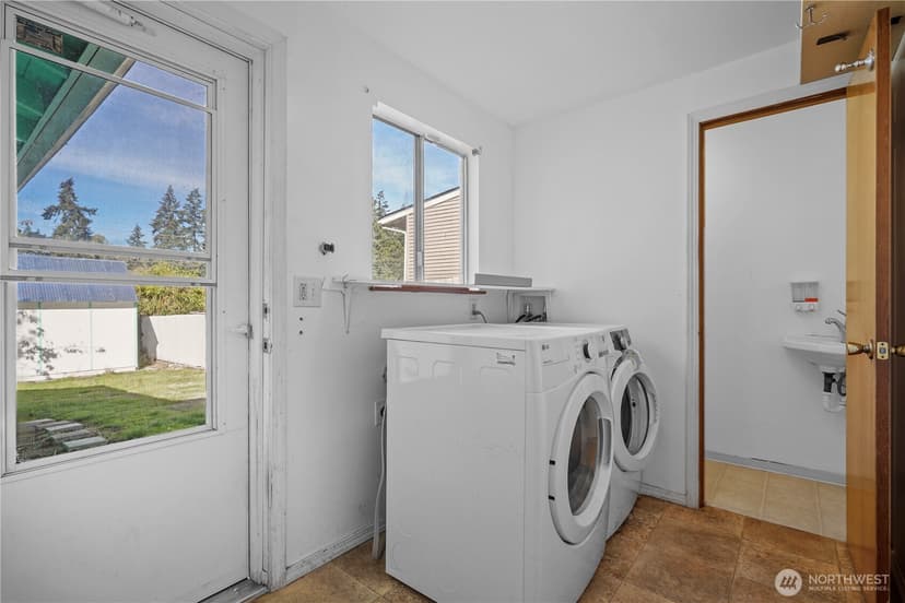 Property photo for 9801 Kenwood Drive SW, Lakewood photo 26