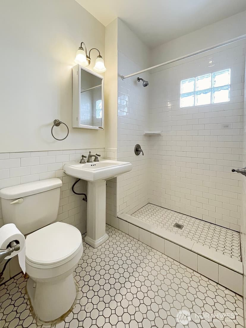 Property photo for 5262 15th Avenue NE, Seattle photo 10