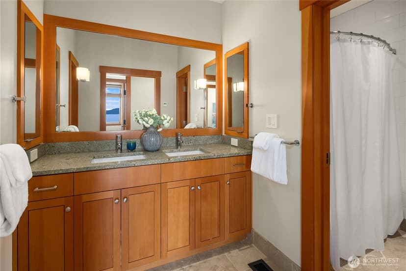 Property photo for 2481 Perkins Lane W, Seattle photo 32