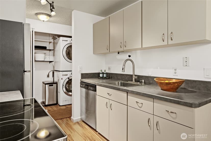 Property photo for 10501 8th Avenue NE #406, Seattle photo 13