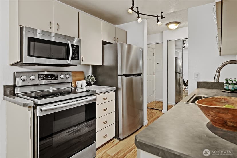 Property photo for 10501 8th Avenue NE #406, Seattle photo 11