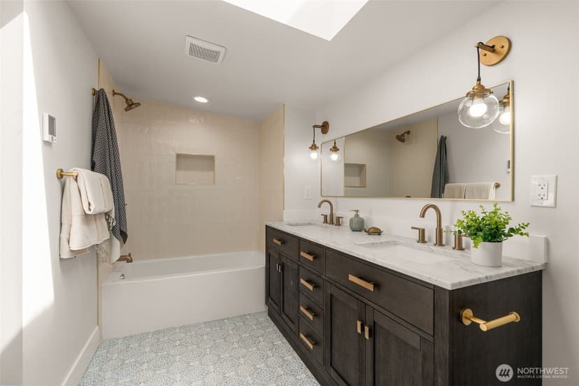 Property photo for 10530 Ashworth Avenue N #B, Seattle photo 15