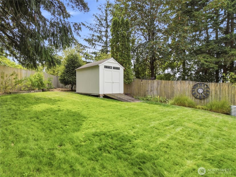 Property photo for 2012 Lincoln Circle Circle SE, Renton photo 31