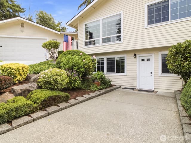 Property photo for 2012 Lincoln Circle Circle SE, Renton photo 2