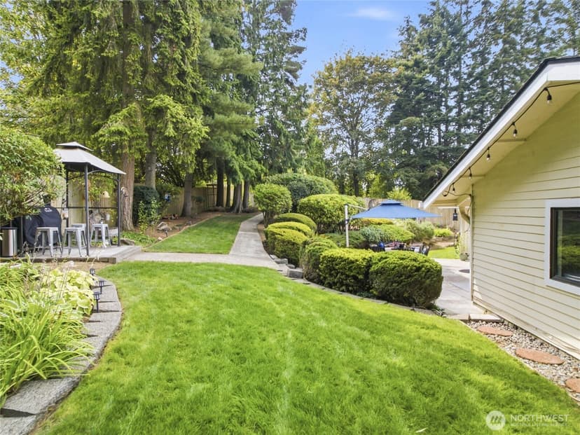Property photo for 2012 Lincoln Circle Circle SE, Renton photo 34