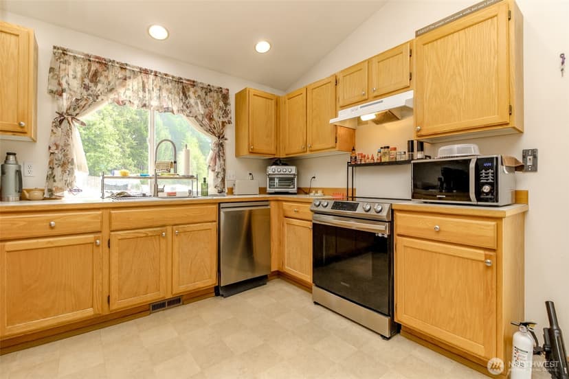 Property photo for 13723 21st Avenue E, Tacoma photo 30