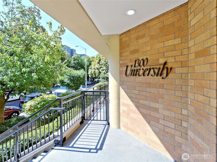 Property photo for 1300 University Street #2A, Seattle photo 2