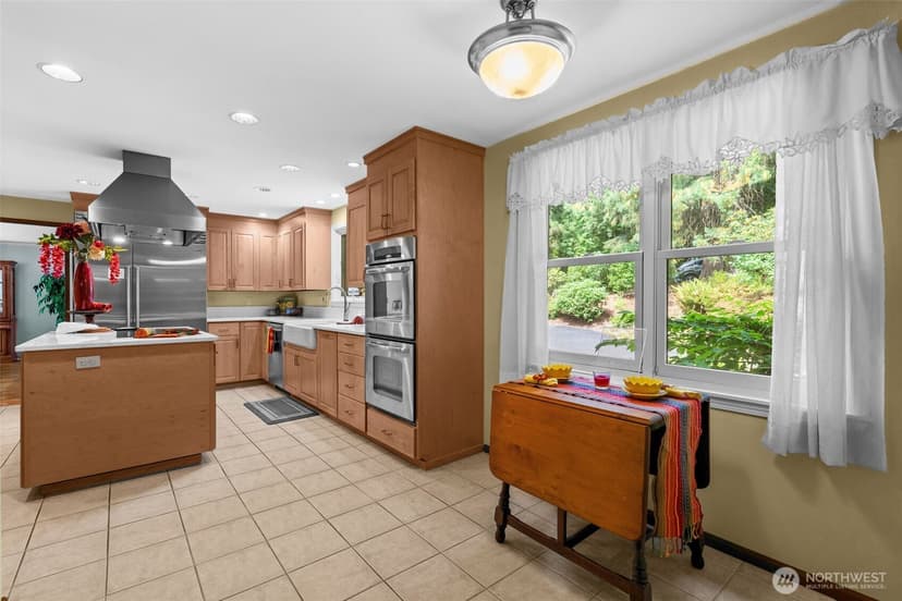 Property photo for 25235 SE Mirrormont Drive, Issaquah photo 10