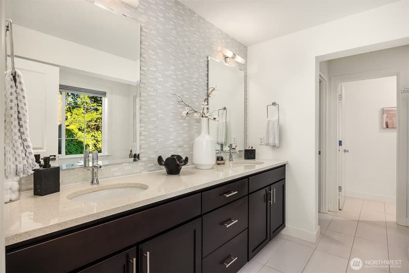 Property photo for 957 Pine Crest Circle NE, Issaquah photo 17