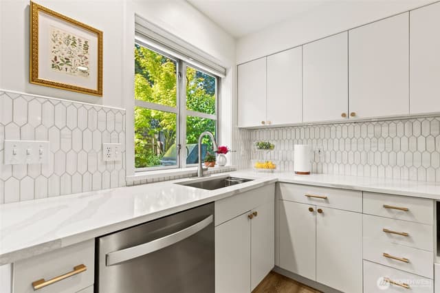 Property photo for 300 26th Avenue E #D, Seattle photo 5