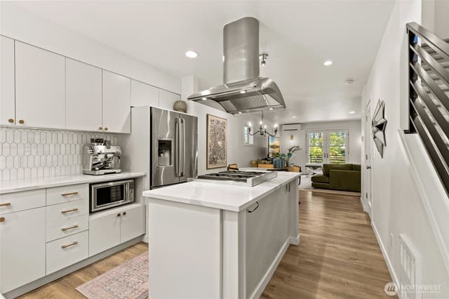 Property photo for 300 26th Avenue E #D, Seattle photo 4