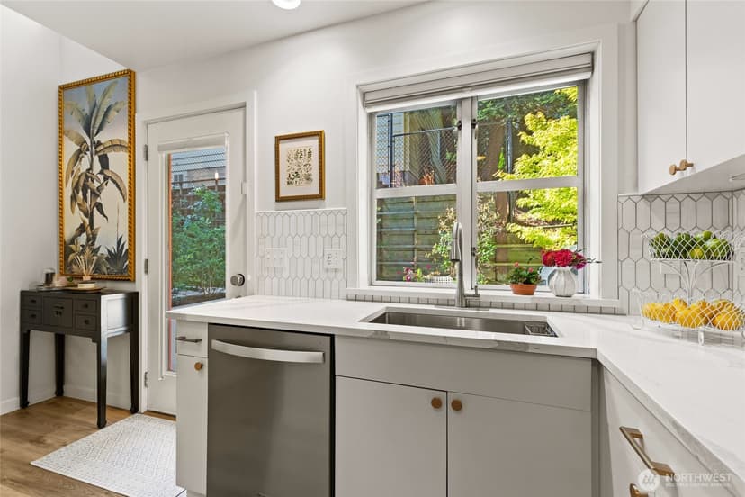 Property photo for 300 26th Avenue E #D, Seattle photo 7