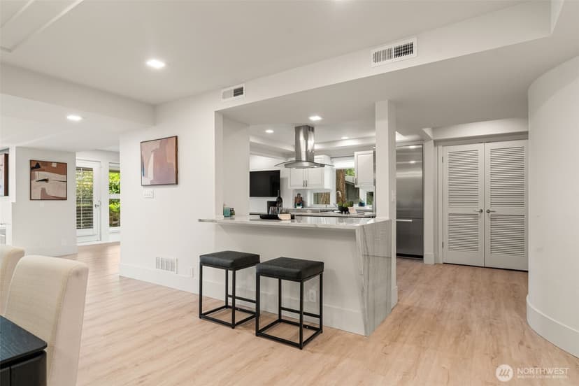 Property photo for 101 99th Avenue NE #101, Bellevue photo 6