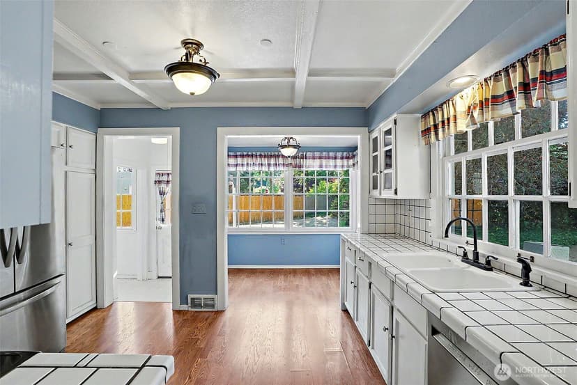 Property photo for 10302 Interlaaken Drive SW, Lakewood photo 9
