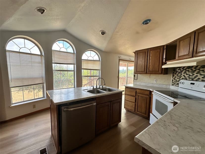 Property photo for 13613 Cedar Cir E, Bonney Lake photo 9