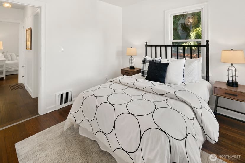 Property photo for 3228 35th Avenue W, Seattle photo 16