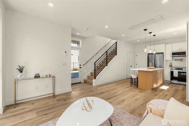 Property photo for 9251 Palatine Avenue N #B, Seattle photo 3