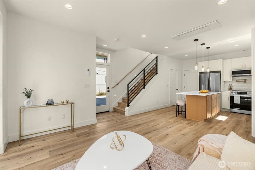 Property photo for 9251 Palatine Avenue N #B, Seattle photo 3