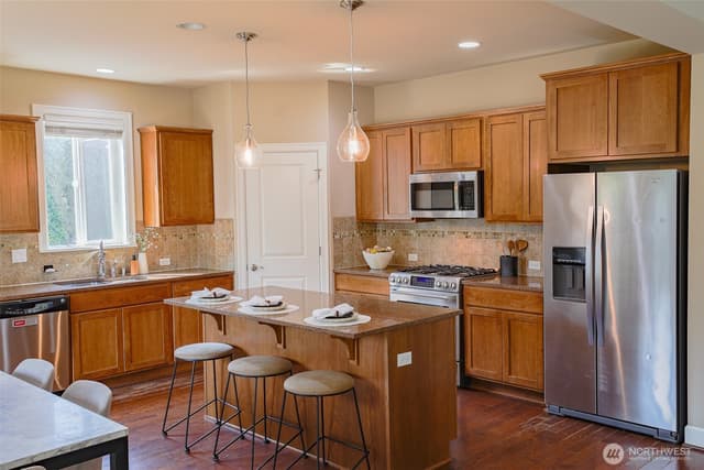 Property photo for 208 Ilwaco Place SE, Renton photo 4