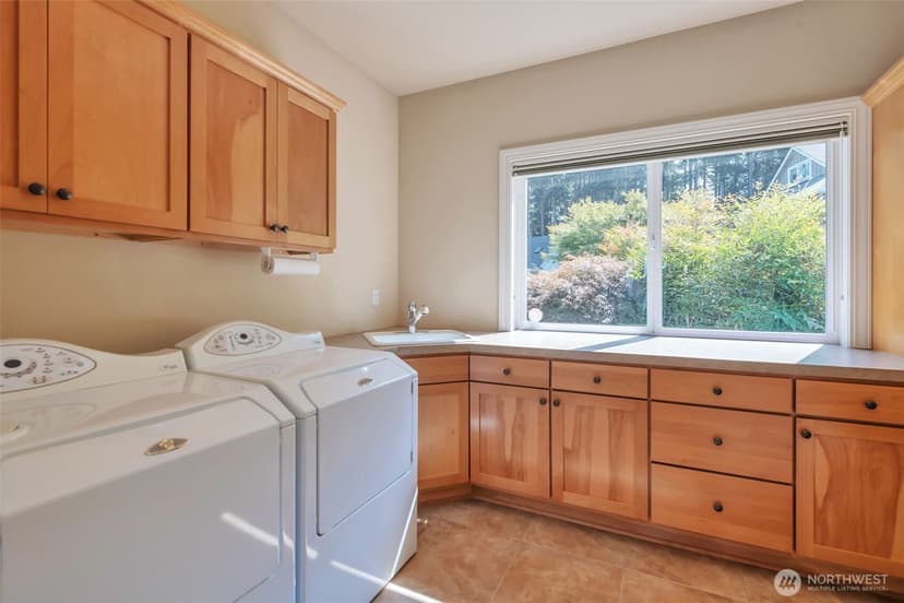 Property photo for 302 Noblecliff Place, Langley photo 21