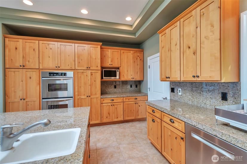 Property photo for 302 Noblecliff Place, Langley photo 4