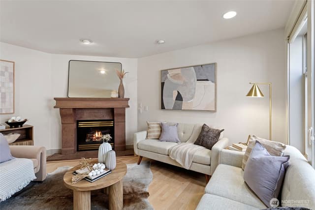 Property photo for 4423 Phinney Avenue N #F, Seattle photo 2