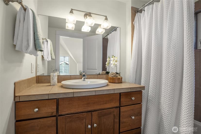 Property photo for 8846 Midvale Avenue N #B, Seattle photo 12