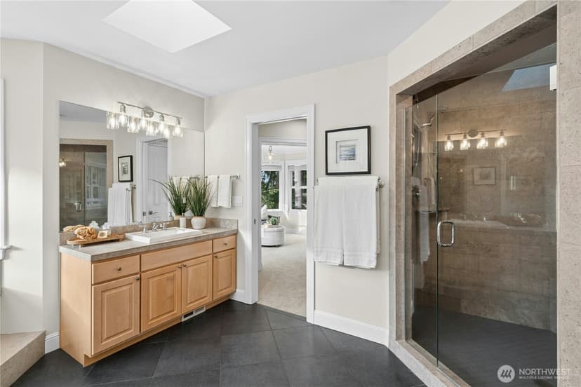 Property photo for 10806 SE 16th Street, Bellevue photo 28