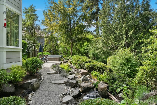 Property photo for 10806 SE 16th Street, Bellevue photo 2
