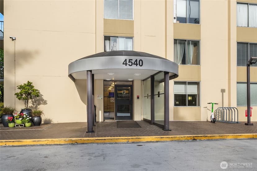 Property photo for 4540 8th Avenue NE #801, Seattle photo 33